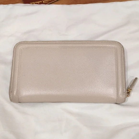 Salvatore Ferragamo Cream Beige Zip Around Wallet With Box - Picture 6 of 17